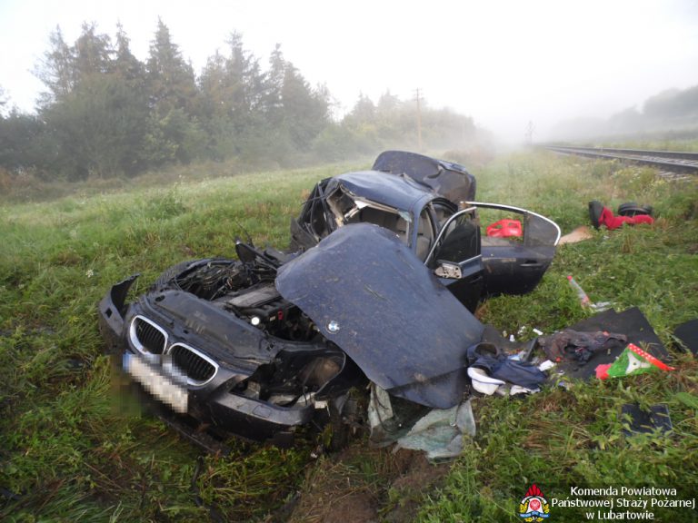 Wypadek na przejeździe kolejowym. Szynobus zderzył się z