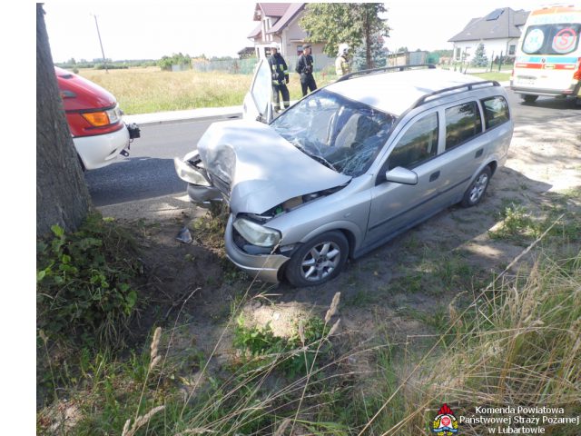 Opel uderzył w drzewo, kierowca został przetransportowany śmigłowcem do szpitala (zdjęcia)