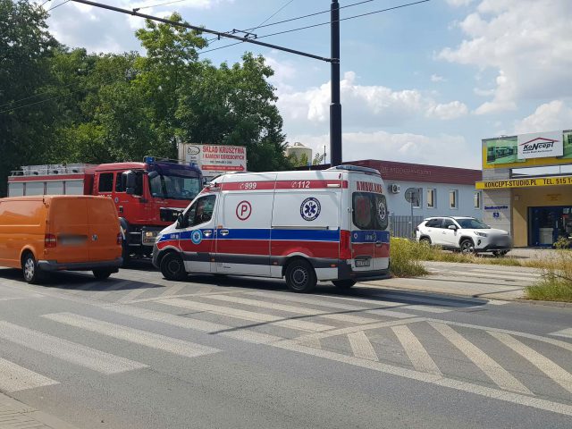 Potrącenie rowerzysty na ul. Zemborzyckiej. Mężczyzna trafił do szpitala (zdjęcia)