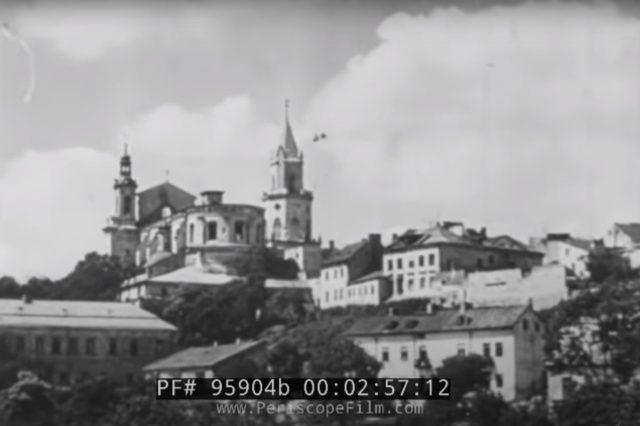 Zbombardowane budynki i czołgi na Krakowskim Przedmieściu. Tak wyglądał Lublin latem 1944 roku (wideo)