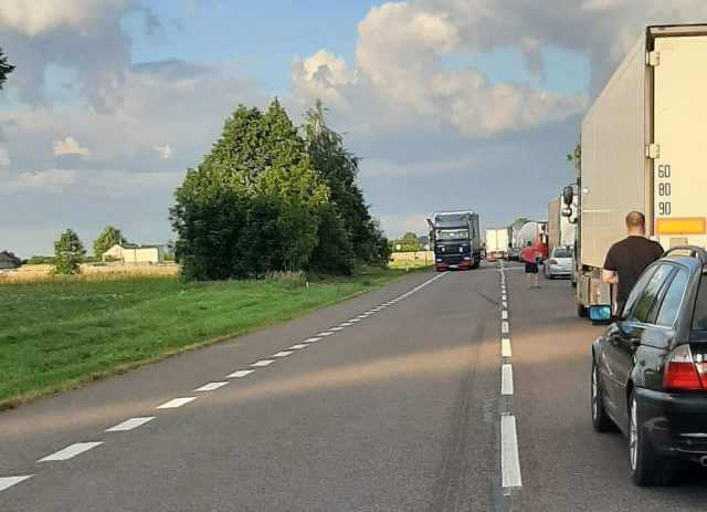 Zderzenie ciężarówki z motorowerem na krajowej 12. Duże utrudnienia w ruchu na trasie Piaski – Chełm (zdjęcia)