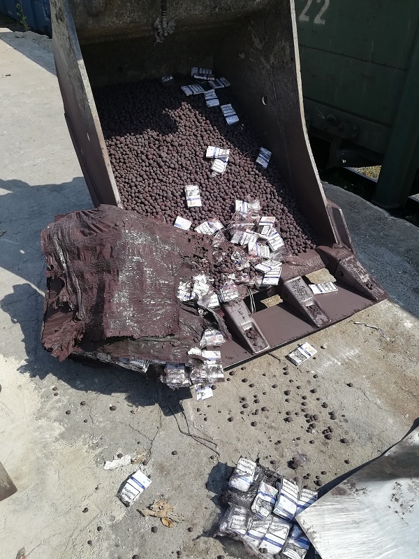 Przemyt papierosów w rudzie żelaza. Tytoniowa kontrabanda w pociągu z Ukrainy (zdjęcia)