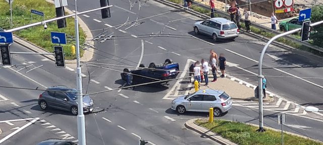 Zderzenie i dachowanie na skrzyżowaniu w Lublinie. Duże utrudnienia w ruchu (zdjęcia)