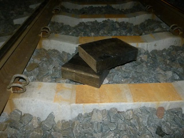 Nielegalne papierosy pod platformą wagonu towarowego (zdjęcia)