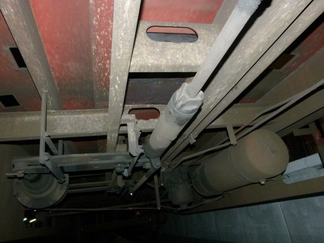 Nielegalne papierosy pod platformą wagonu towarowego (zdjęcia)