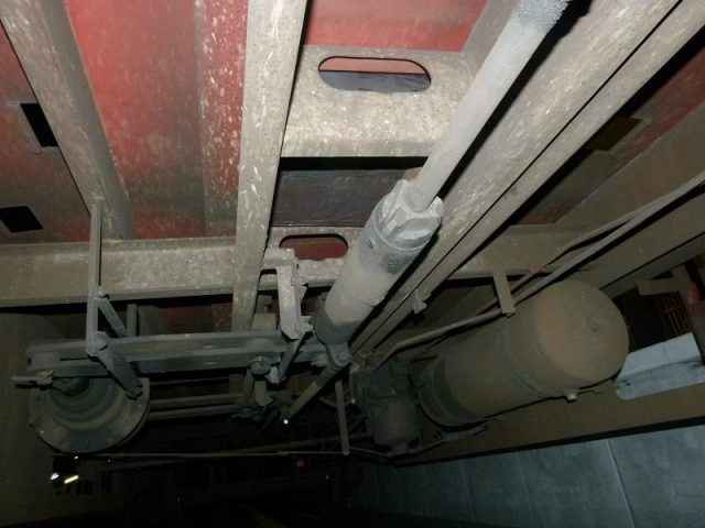 Nielegalne papierosy pod platformą wagonu towarowego (zdjęcia)