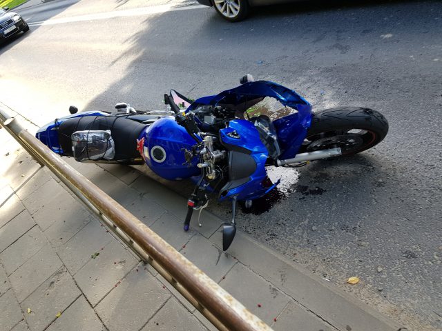 Zderzenie motocykla z toyotą na ul. Nadbystrzyckiej. Są niewielkie utrudnienia w ruchu (zdjęcia)