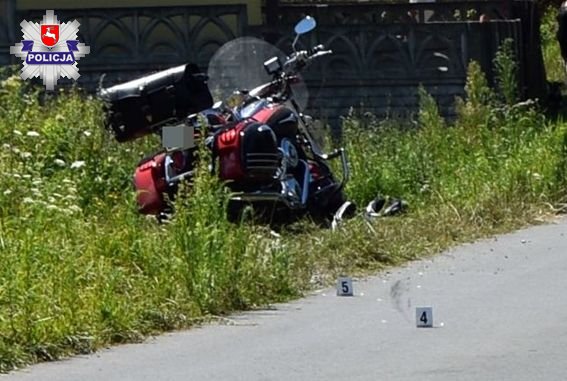 Podczas wyprzedzania doszło do wypadku. Dwie osoby podróżujące motocyklem trafiły do szpitala (zdjęcia)