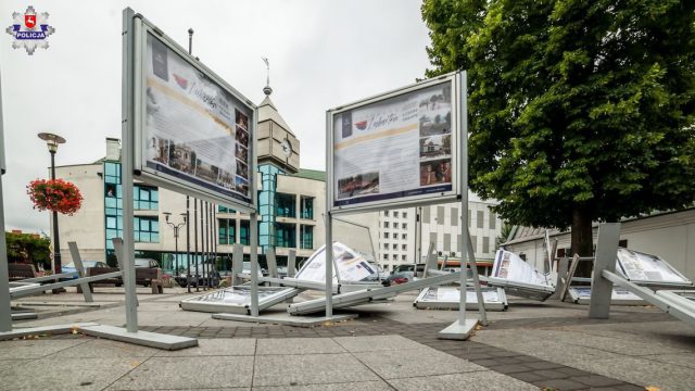 Wandal zniszczył wystawę w centrum Lubartowa. Straty to 22 tys. złotych (zdjęcia)