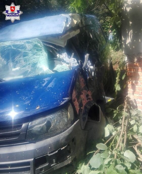 Po zderzeniu z ciężarówką, volkswagen uderzył w dom. Kierowca doznał poważnych obrażeń ciała (zdjęcia)