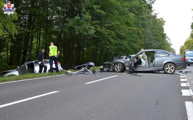 74-latek zjechał fordem na przeciwległy pas ruchu i zderzył się z BMW. Cztery osoby trafiły do szpitala (zdjęcia)