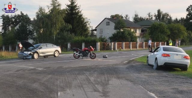 Wyjechał BMW z drogi podporządkowanej i zderzył się z motocyklem. Dwie osoby trafiły do szpitala (zdjęcia)