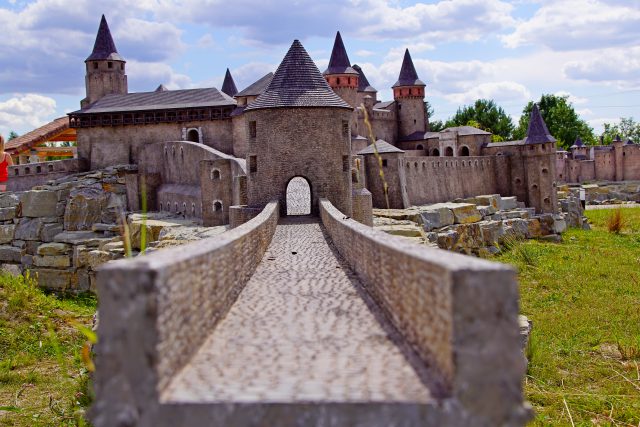 Park Miniatur Kresowych na Roztoczu. Ciekawe miejsce dla dzieci i dorosłych (zdjęcia)