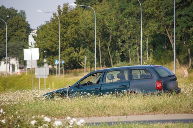 Zderzenie dwóch aut na skrzyżowaniu ul. Wrotkowskiej z ul. Diamentową. Zakończyło się na mandacie (zdjęcia)