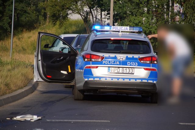 Zderzenie dwóch aut na skrzyżowaniu ul. Wrotkowskiej z ul. Diamentową. Zakończyło się na mandacie (zdjęcia)