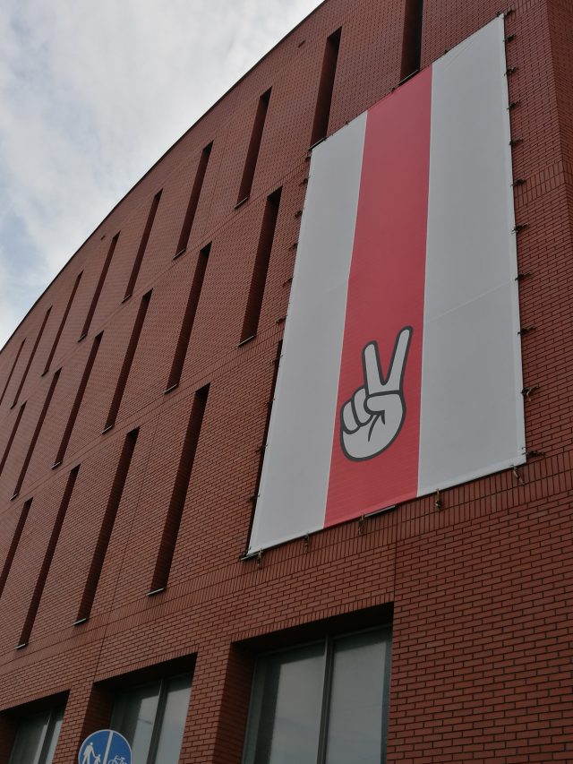 W ramach solidarności z Białorusinami na Galerii Gala pojawiła się biało-czerwono-biała flaga (zdjęcia)