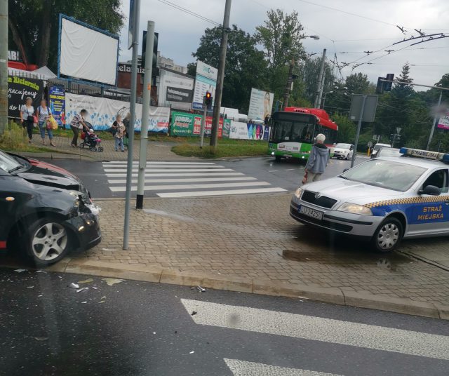 Zderzenie dwóch pojazdów przed rondem. Utrudnienia w ruchu na ul. Zana (zdjęcia)