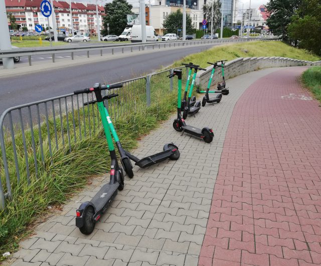 Sygnał od Czytelnika. Problem z hulajnogami na terenie miasta, leżą niemal wszędzie. Jedna z nich była włożona do toi toi-a (zdjęcia)