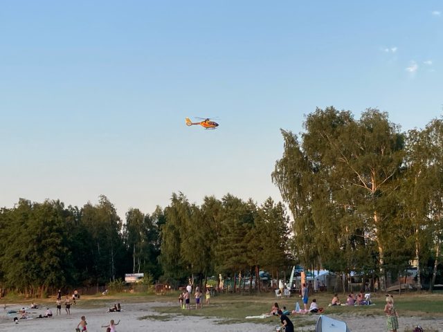 Nastolatek spadł z budynku nad Jeziorem Piaseczno. Interweniował śmigłowiec LPR (zdjęcia)