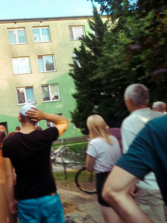 Pożar w bloku, jedna osoba została poparzona. Na pomoc ruszyli policjanci (zdjęcia)