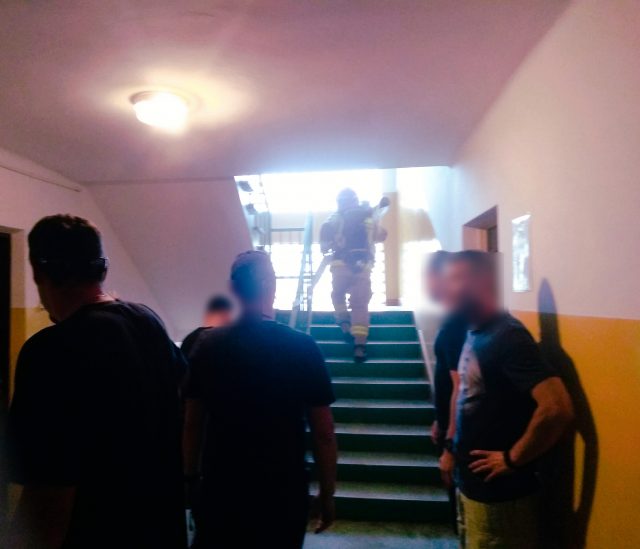 Pożar w bloku, jedna osoba została poparzona. Na pomoc ruszyli policjanci (zdjęcia)
