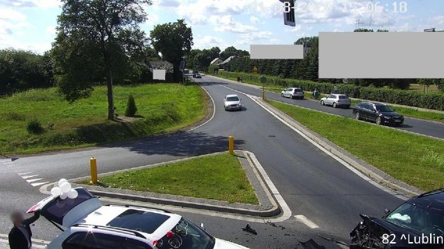 Zderzenie trzech pojazdów na drodze krajowej nr 82. Utrudnienia w ruchu na trasie Łęczna – Włodawa (zdjęcia)