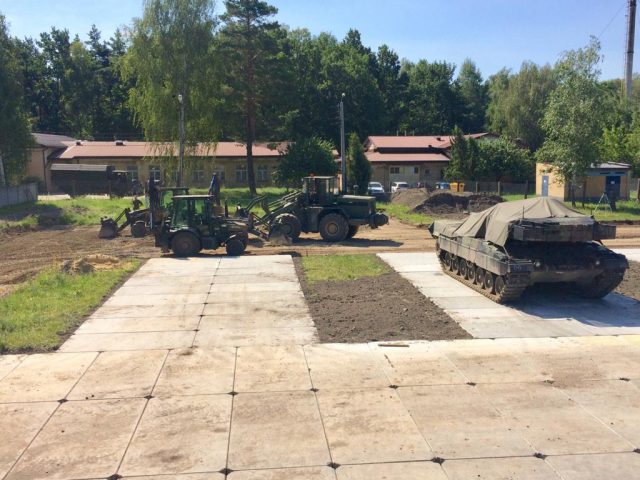 Żołnierze z Dęblina budują parking dla czołgów Leopard (zdjęcia)