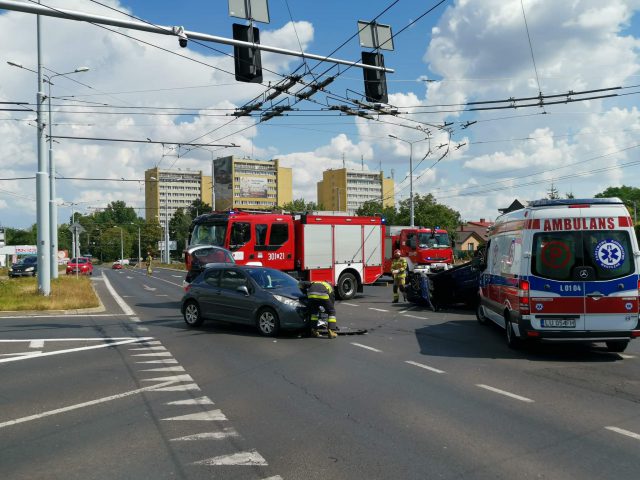 Zderzenie i dachowanie na skrzyżowaniu w Lublinie. Duże utrudnienia w ruchu (zdjęcia)