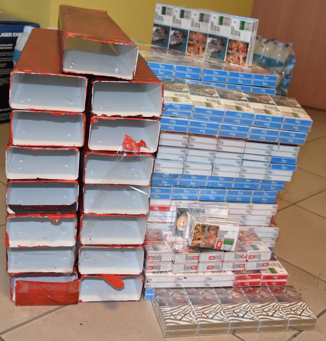 Nielegalne papierosy w podwoziach wagonów (zdjęcia)
