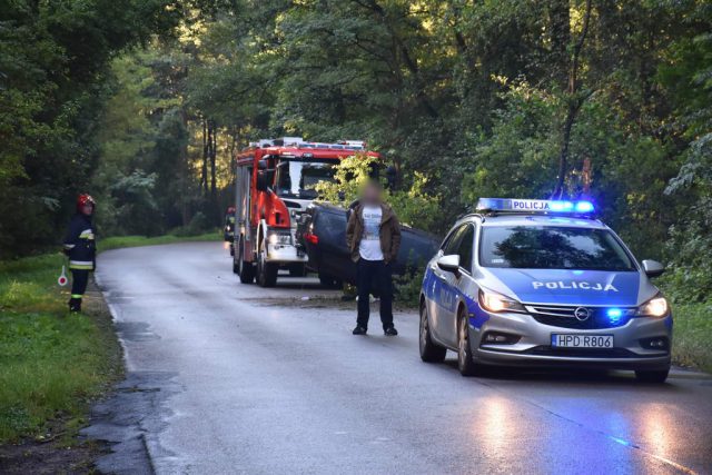 Jedna osoba poszkodowana po dachowaniu hondy (zdjęcia)