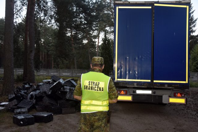 Pościg za ciężarówką. W pojeździe znajdowały się papierosy o wartości ponad miliona złotych (zdjęcia)