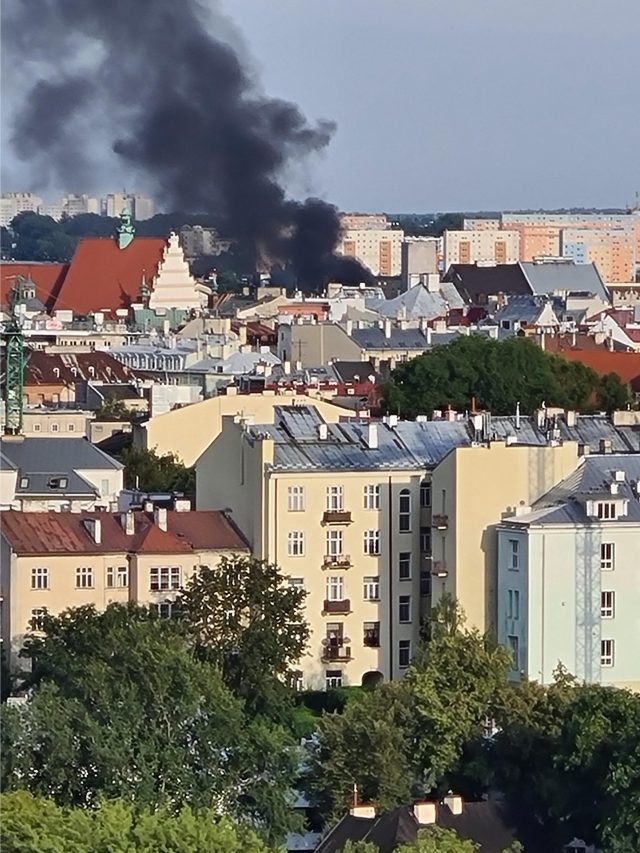 Pożar domu w Lublinie, dwie osoby poszkodowane. Dym widać było z wielu kilometrów (wideo, zdjęcia)