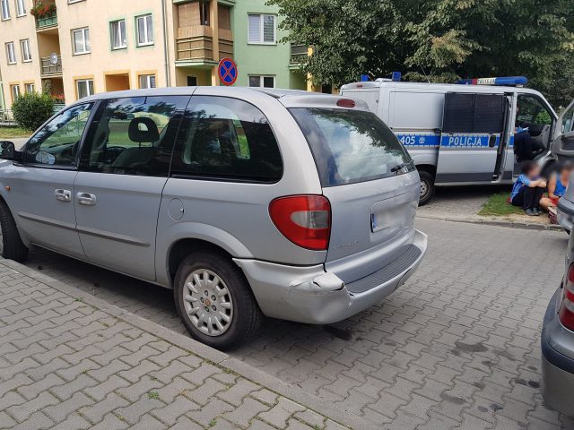 Jechał wężykiem, uszkodził dwa auta i poszedł do Żabki po piwo. Miał dwa promile alkoholu w organizmie (zdjęcia)