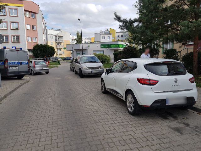 Jechał wężykiem, uszkodził dwa auta i poszedł do Żabki po piwo. Miał dwa promile alkoholu w organizmie (zdjęcia)