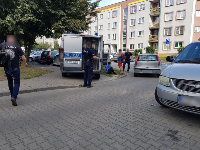 Jechał wężykiem, uszkodził dwa auta i poszedł do Żabki po piwo. Miał dwa promile alkoholu w organizmie (zdjęcia)