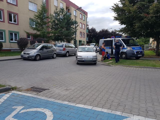 Jechał wężykiem, uszkodził dwa auta i poszedł do Żabki po piwo. Miał dwa promile alkoholu w organizmie (zdjęcia)