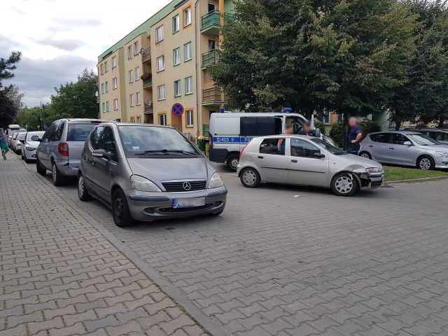 Jechał wężykiem, uszkodził dwa auta i poszedł do Żabki po piwo. Miał dwa promile alkoholu w organizmie (zdjęcia)