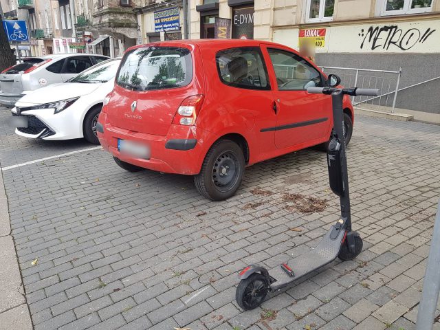 Wjechał hulajnogą na drogę dla rowerów, został potrącony przez renaulta. Trafił do szpitala (zdjęcia)