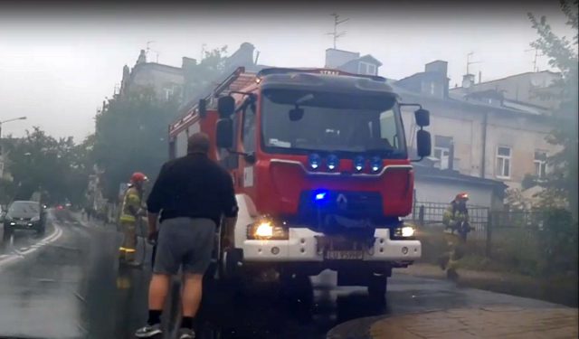 Pożar renaulta w centrum Lublina. Ogień pojawił się w komorze silnika (zdjęcia)