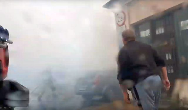 Pożar renaulta w centrum Lublina. Ogień pojawił się w komorze silnika (zdjęcia)
