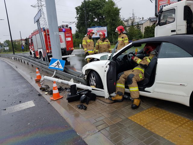 Straciła panowanie nad pojazdem. Audi uderzyło w sygnalizator i bariery energochłonne (zdjęcia)