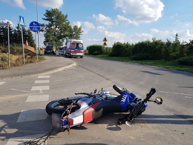 Motocykl zaczepił o krawężnik, mężczyzna spadł na jezdnię i uderzył ciałem w słup latarni (zdjęcia)