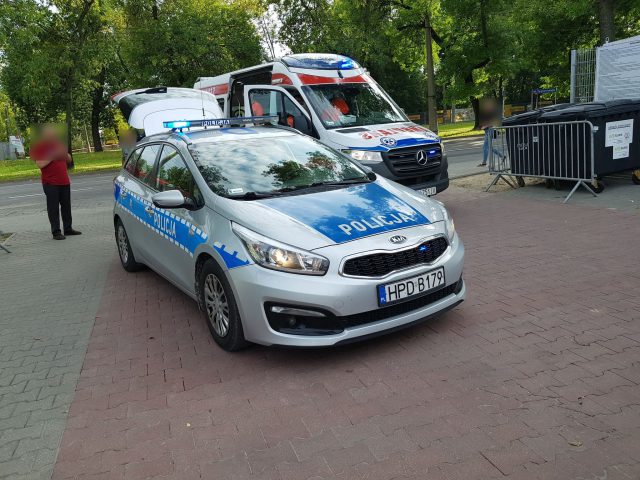 Skręcał na stadion, wjechał w rowerzystę. Mężczyzna trafił do szpitala (zdjęcia)