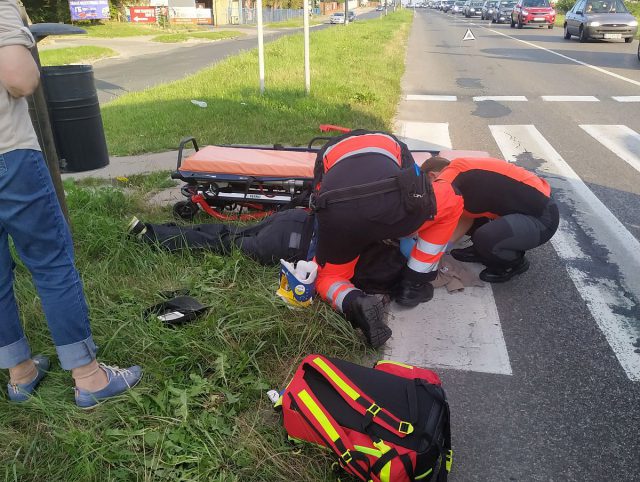 Groźny wypadek na przejściu dla pieszych. Potrącony mężczyzna trafił do szpitala (zdjęcia)