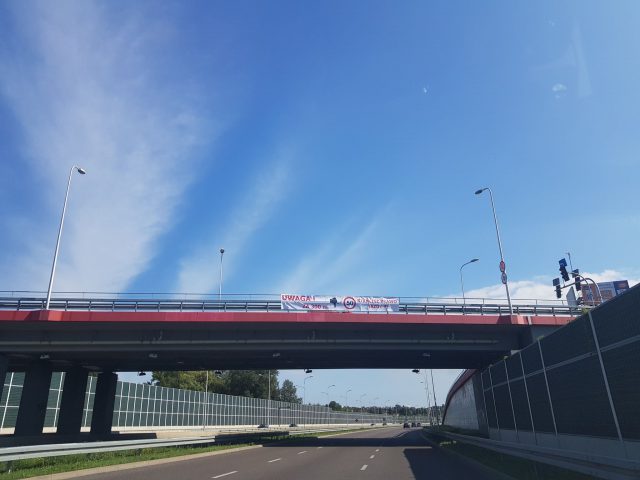 „Za 300 m stracisz prawo jazdy”. Na wjeździe do Lublina zawisł baner z ostrzeżeniem (zdjęcia)