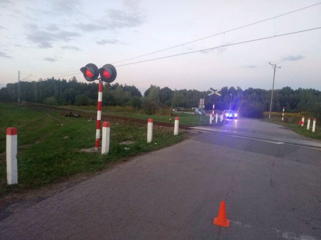 Pociąg z Lublina do Wrocławia potrącił motorowerzystę. 17-latek nie zatrzymał się przed przejazdem (zdjęcia)