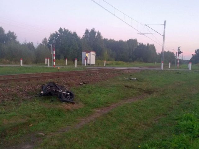 Pociąg z Lublina do Wrocławia potrącił motorowerzystę. 17-latek nie zatrzymał się przed przejazdem (zdjęcia)
