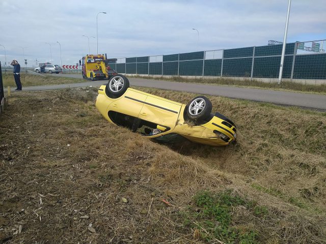 Na zakręcie stracił panowanie nad pojazdem, seat dachował w rowie. Trzy osoby, w tym dziecko, w szpitalu (zdjęcia)