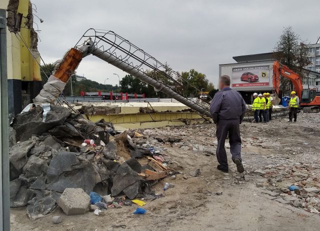 Budynki rozebrano, dzisiaj runął górujący nad okolicą komin. W tym miejscu powstanie kolejna Biedronka (zdjęcia, wideo)