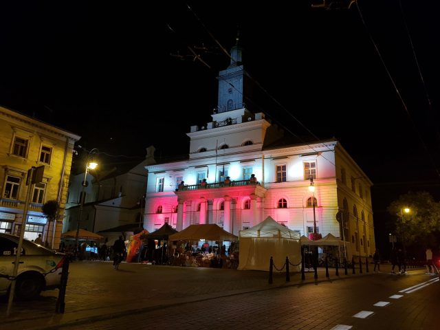 Biało-czerwono-biała flaga na Ratuszu i Centrum Spotkania Kultur. To wyraz wsparcia dla Białorusinów (zdjęcia)